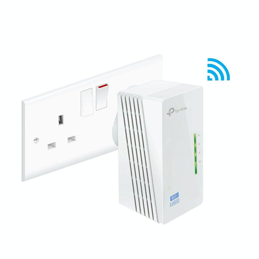 TP-Link TL-WPA4220 Plugged Photo